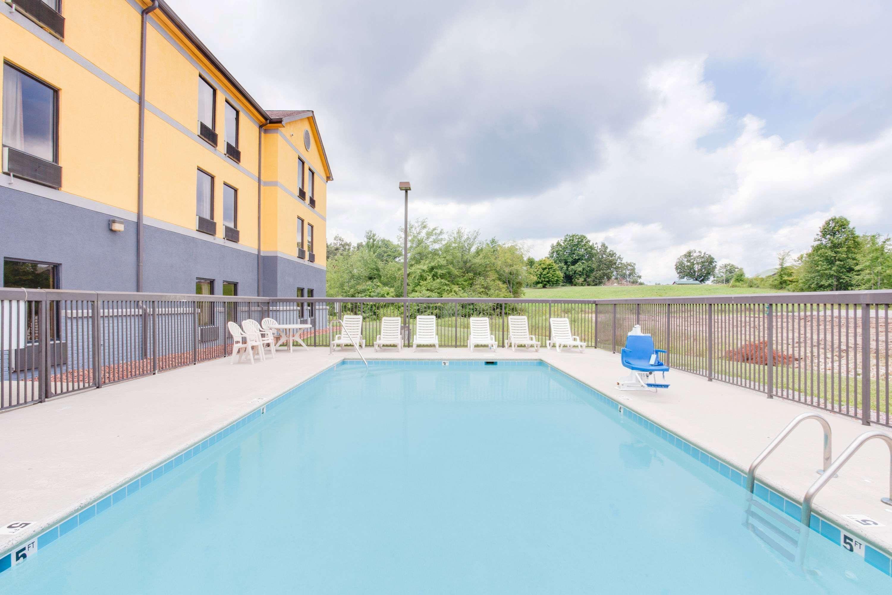 Super 8 By Wyndham Crossville Tn Exterior photo