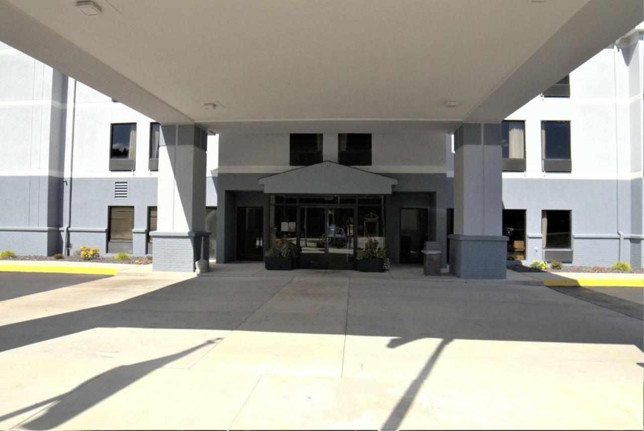 Super 8 By Wyndham Crossville Tn Exterior photo